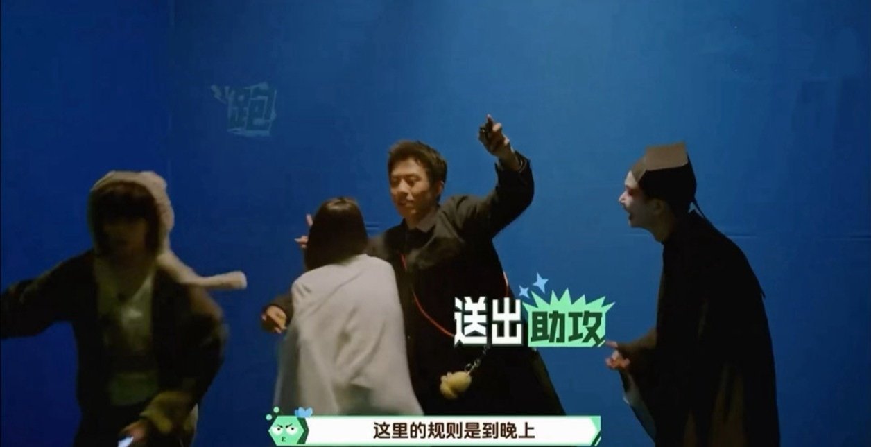 穆祉丞受惊瞬间钻怀，圆脸奶膘蜷成团，这婴儿人设永不崩！安全感爆棚，心都要化了~ 