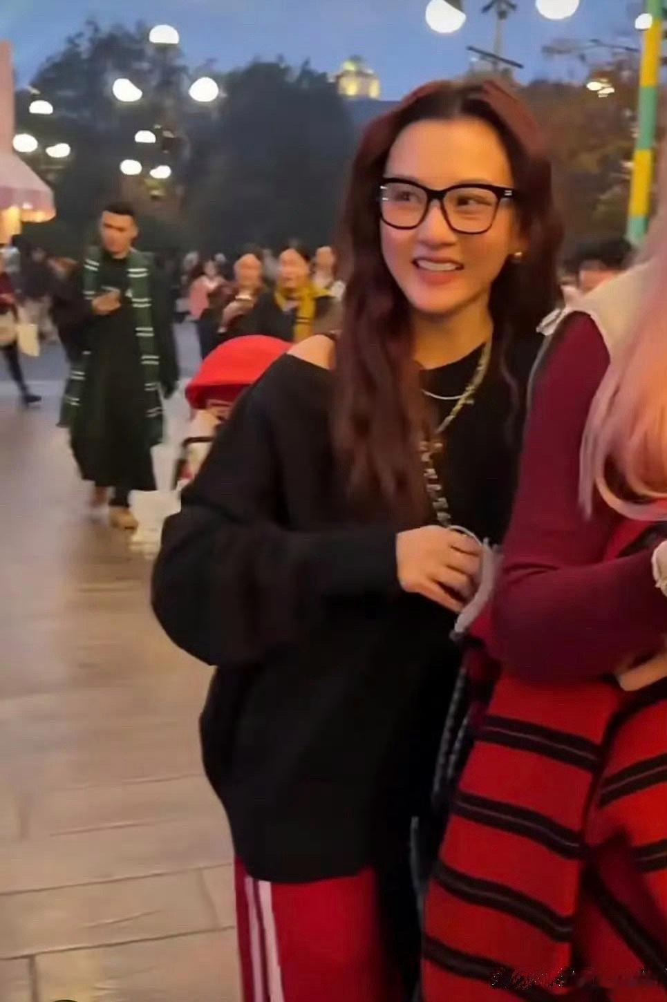 祖儿在家待业，怎么还长胖了？感觉她好像放弃了身材管理，不工作就没了明星光环 