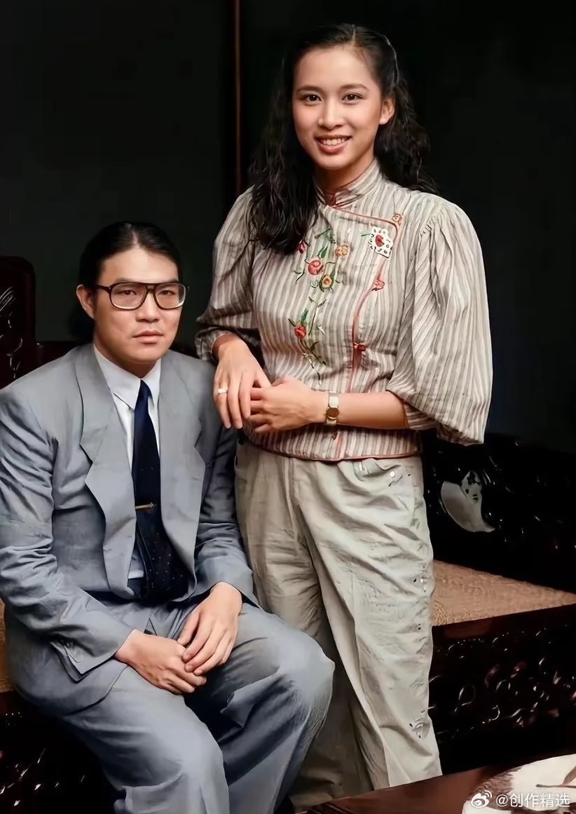 80年代，年轻时的霍震霆与朱玲玲在家中的留影，当时新婚不久，朱玲玲真是第一眼的美