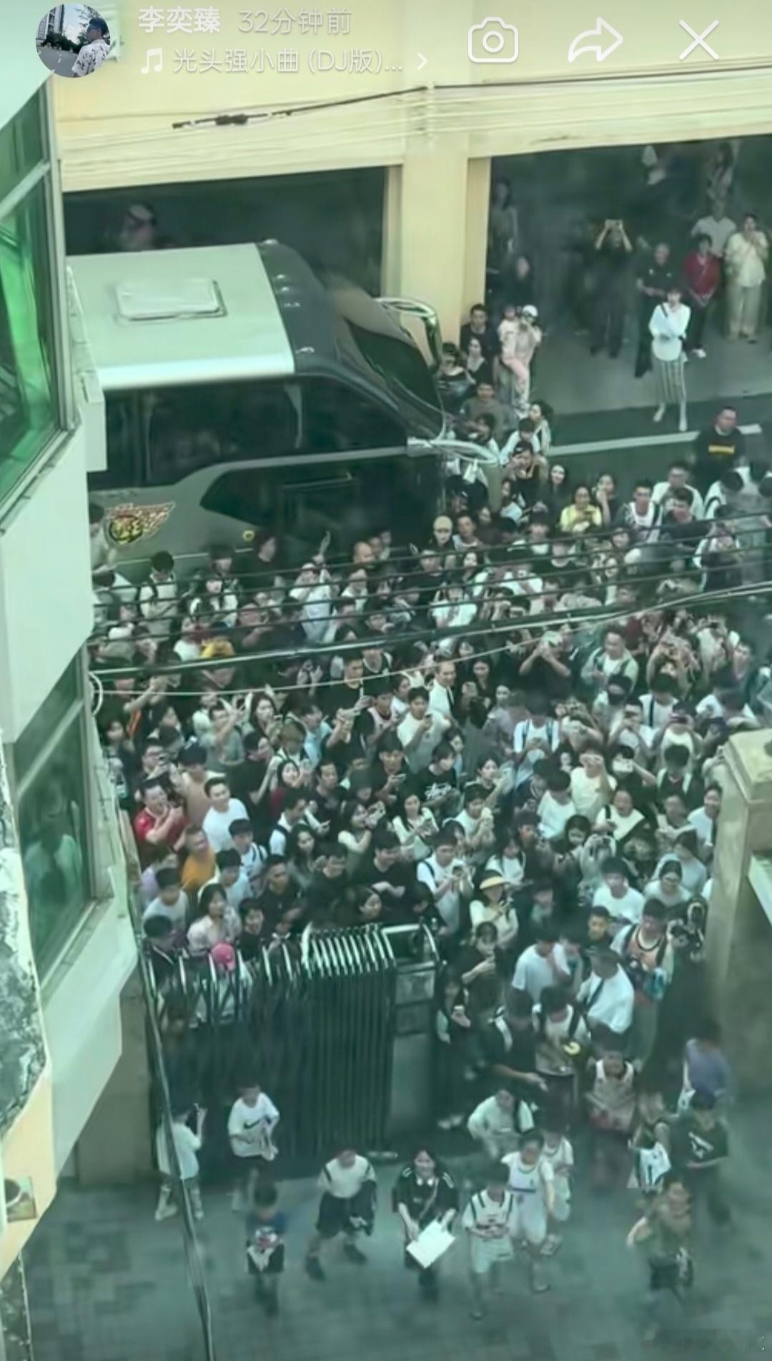 广东这球市真的太火爆了，主场门票早早全部售罄，就连包厢和山顶票都通通被抢光，CB