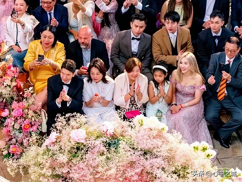 巴黎婚礼上最重要的嘉宾
不是奚梦瑶的爸爸妈妈
也不是何猷君的妈妈
四太梁安琪
而