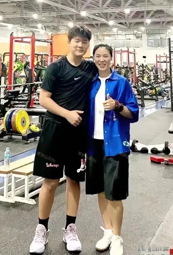 哇，乒乓球冠军，王楠的儿子长成高高大大的男子汉了，比妈妈高出一个头来了，酷酷的，