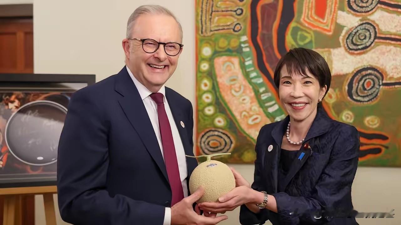 近日，同为美丽国的好朋友小本子和袋鼠国之间表现的有几分暧昧不清，闹得满城风雨的。
