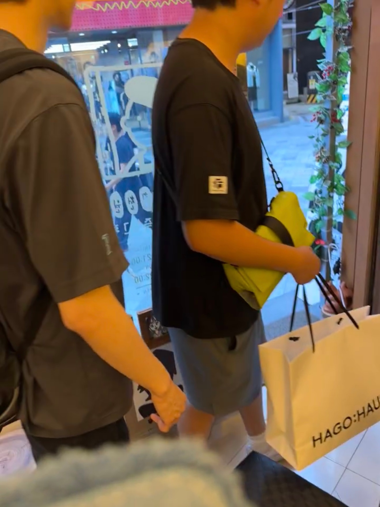 没买几件的样子 