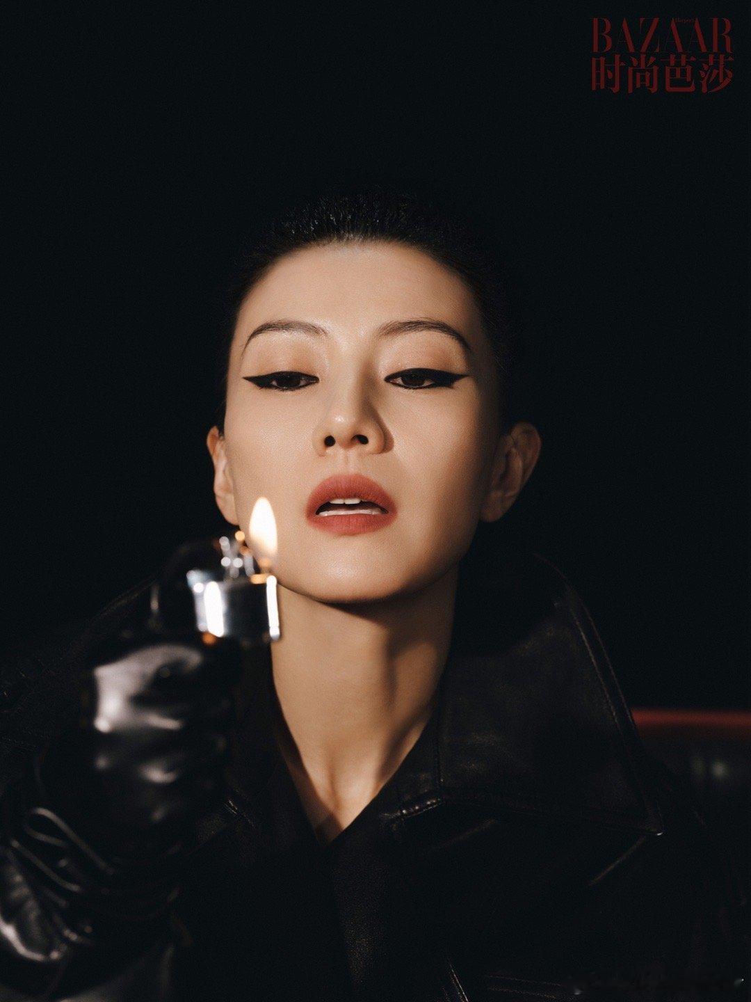 高圆圆你这是在玩火高圆圆与火焰同框，光影交错中，她的优雅与力量尽显。冷冽的眼神与