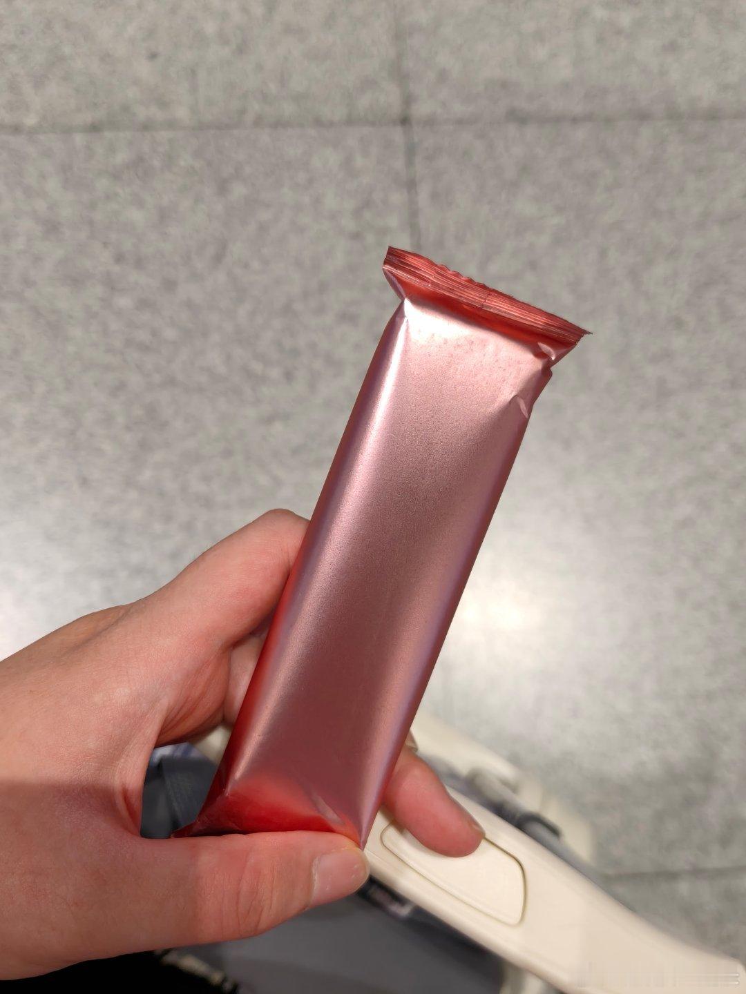 我回学校了，我侄子说你路上肚子饿的话就吃这个吧！呜呜呜呜，我想哭😭因为最近压力