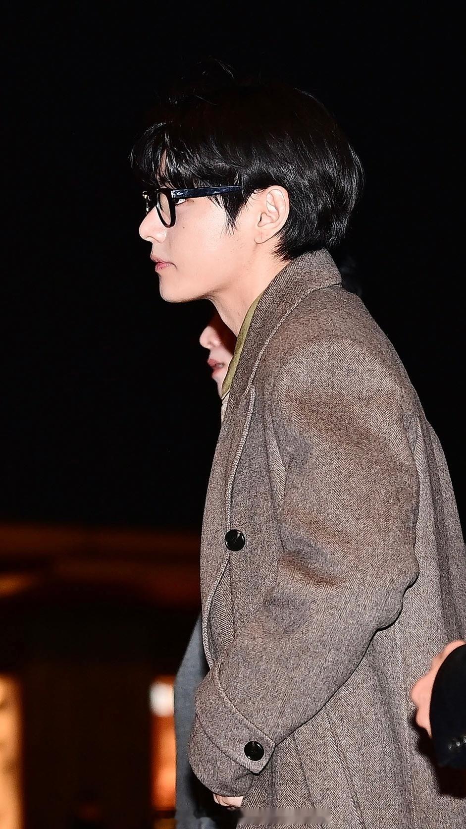 给金泰亨的侧颜打几分？（今日参加前辈婚礼路透新闻图） 