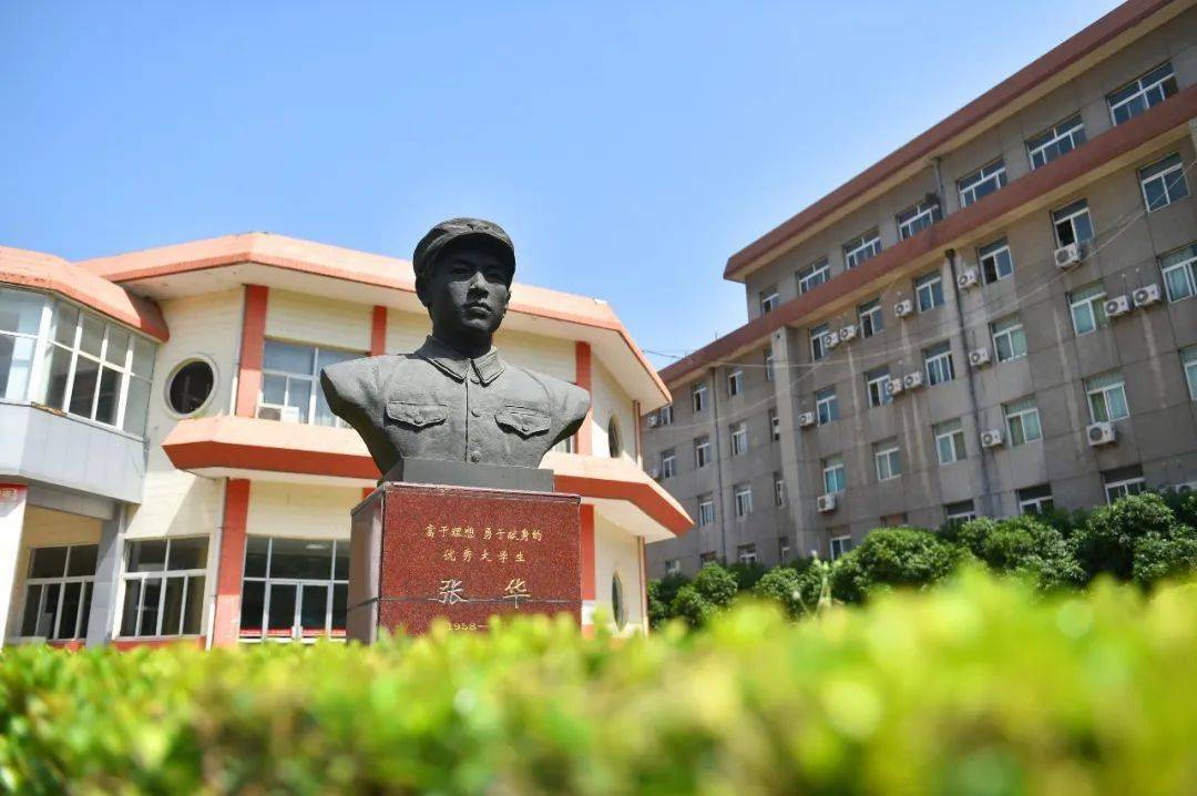 飞扬军事 1982年7月11日，中国人民解放军第四军医大学二大队学员张华为救助落