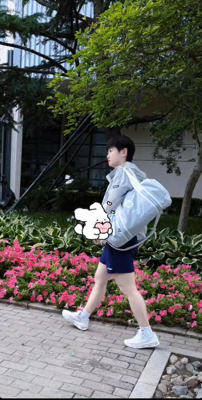 不管外界纷扰，莎莎做自己就好，这是快乐的小猫🐱，轻松去训练，背着小书包！
这几