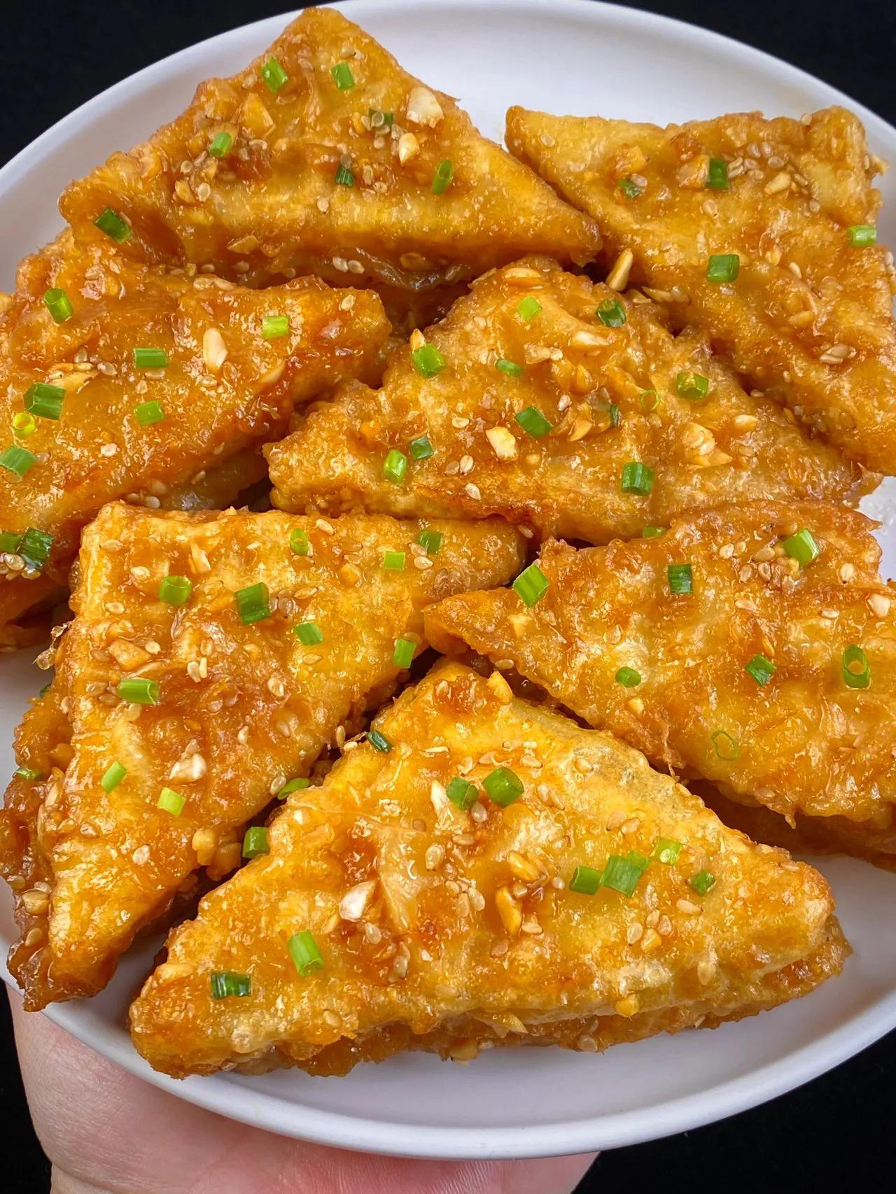 啊!这个香煎豆腐太好吃了亲，含泪推荐!
    香煎脆皮豆腐真的好好吃哇!!还没