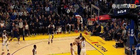 库里一动，全联盟都得让路。
包夹他？
送空位。
不包夹？
三分雨下个不停。
格林