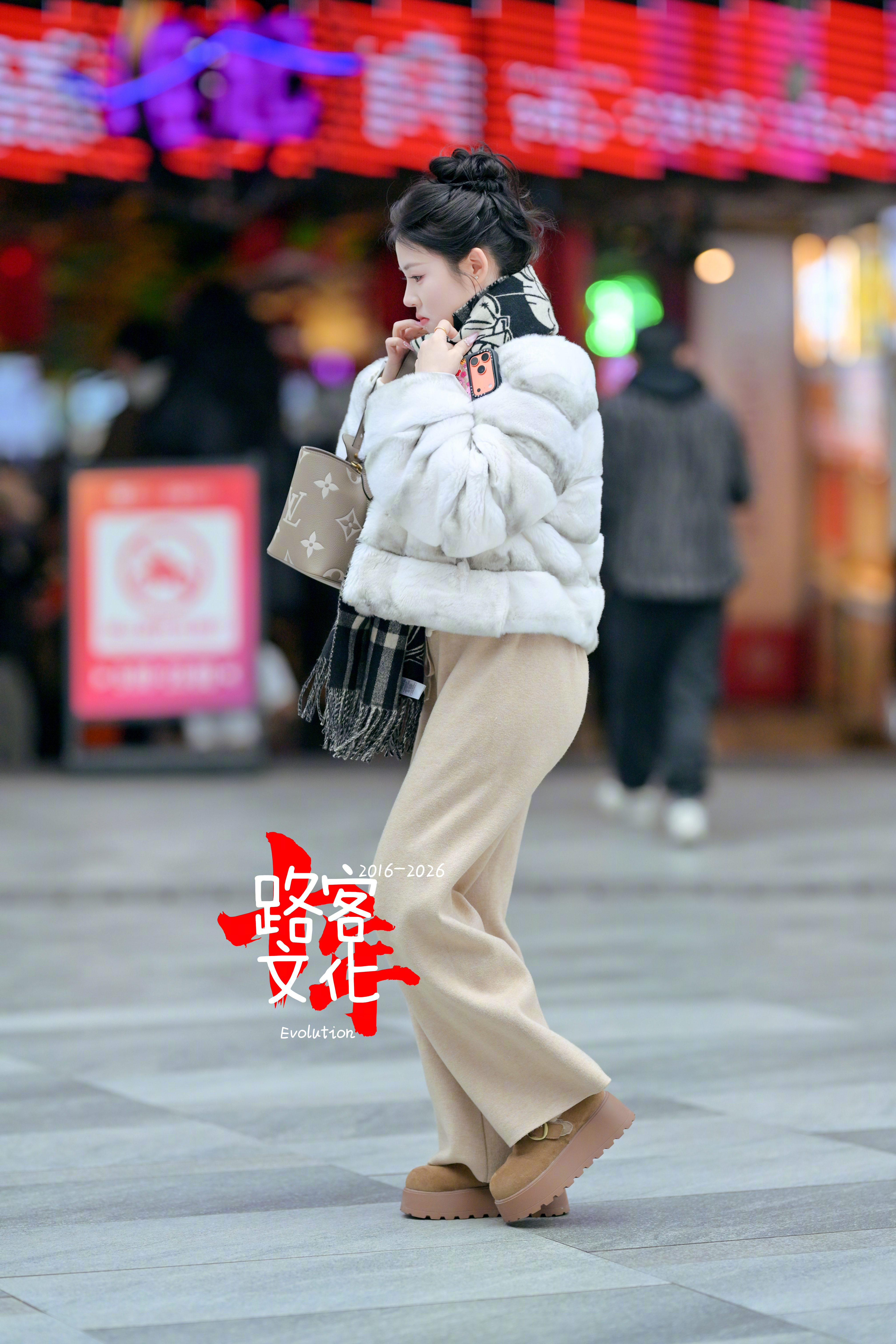 应该是有点心事的样子 