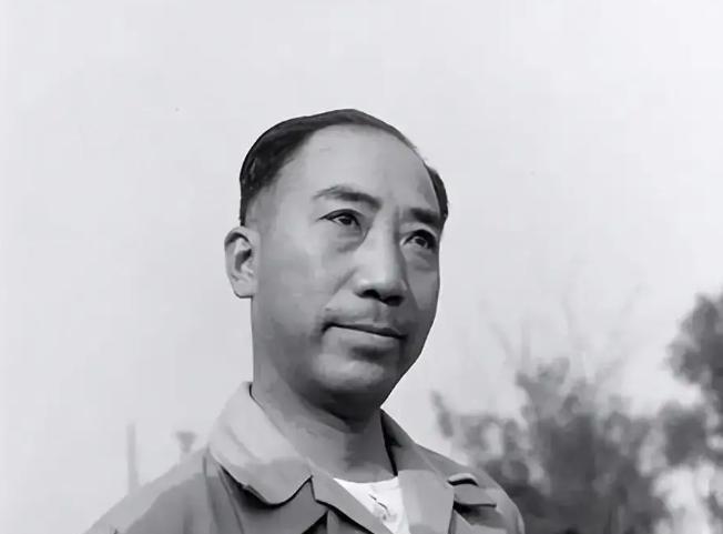 1938年，41岁戴笠借口加班，把秘书余淑衡，带到了卧房。戴笠递给她一杯咖啡：“