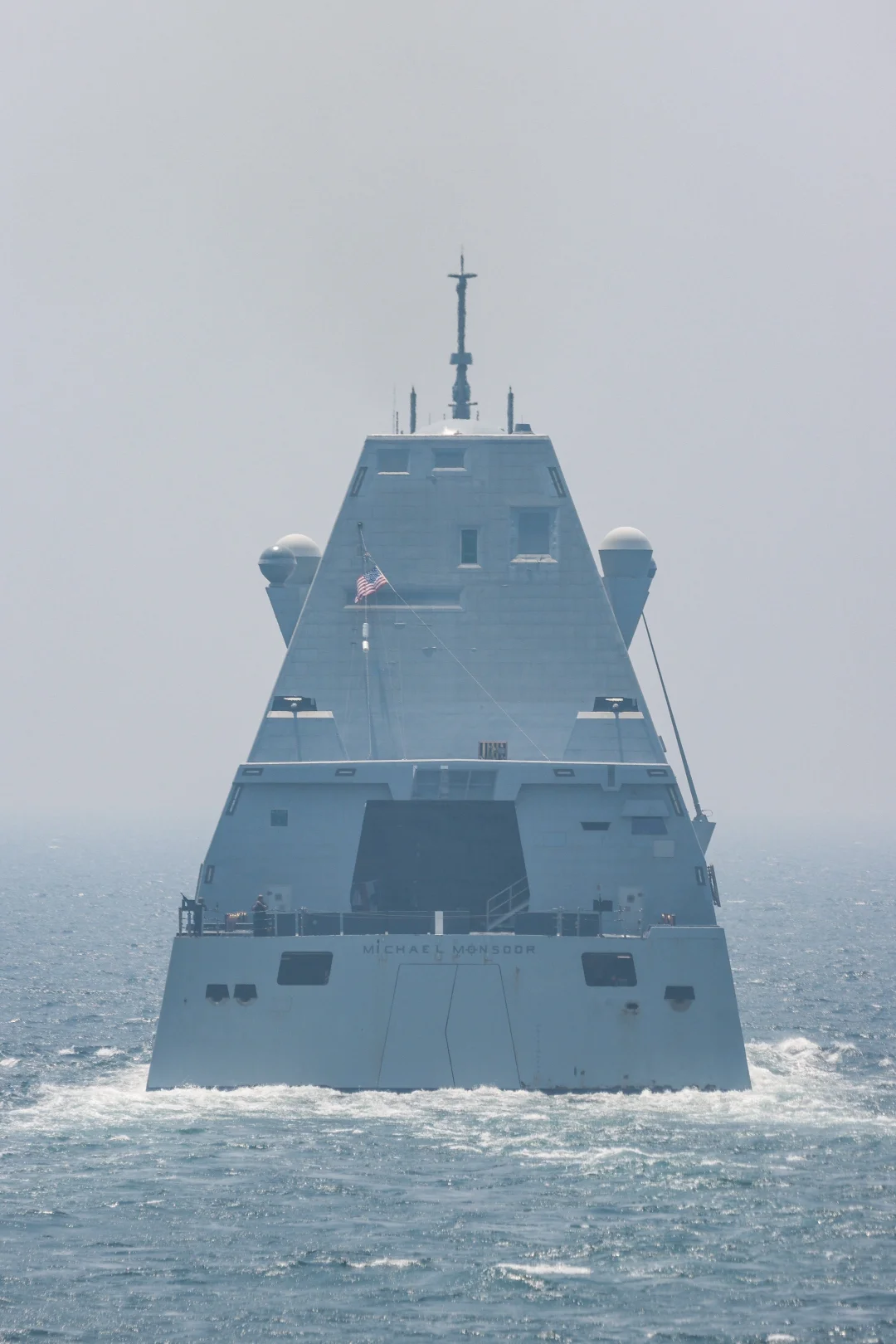 美海朱姆沃尔特级驱逐舰离开日本横须贺