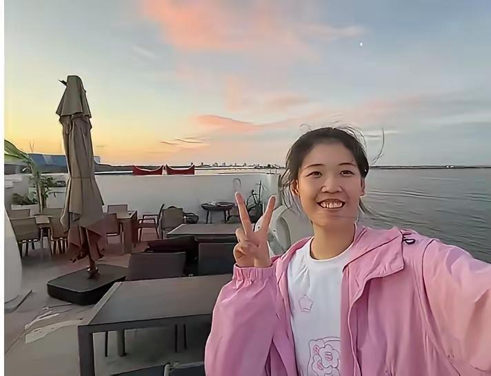 李盈莹正在美丽的秦皇岛海滨疗养中，她对时刻关怀着她的我们说，感受风，感受平静，感