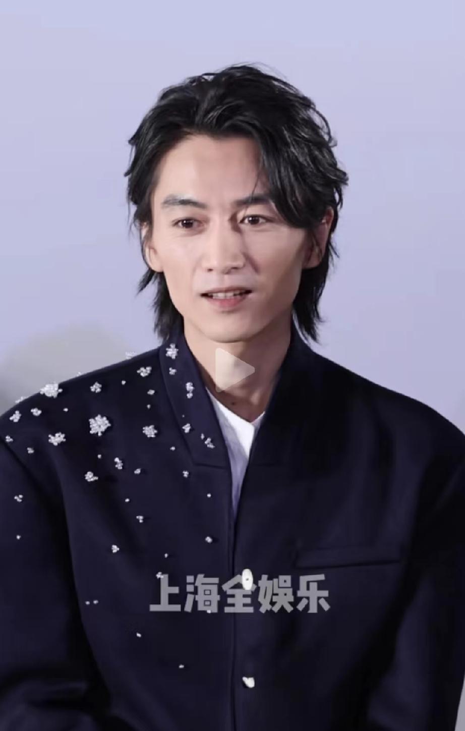 陈晓还是太帅了！
尤其是最近出席活动的时候有长发造型，五官精致，剑眉星目。
看起