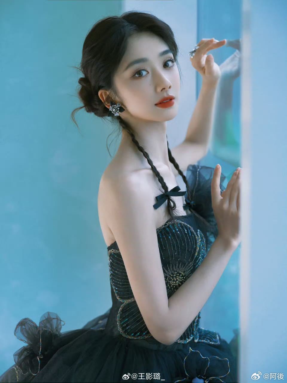 王影璐完全是主人级别王影璐的黑纱公主裙写真，我直接保存了好几张。暗调背景里她穿黑