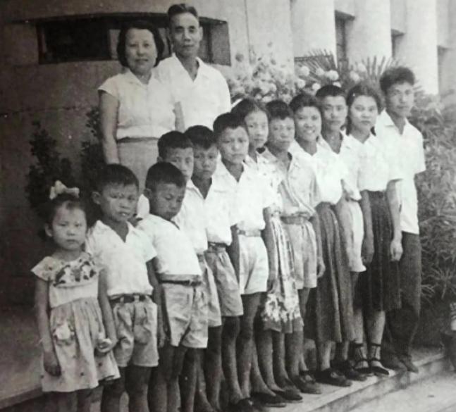 1961年，开国中将吴信泉与他的妻子和12个孩子，一起拍下了这张全家福，吴将军一