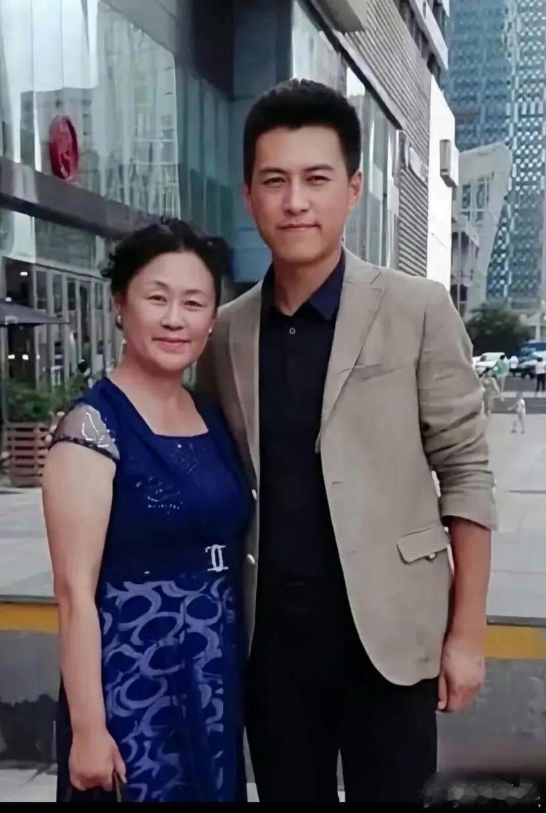 母慈子孝，什么样的母亲生出这么优秀的儿子，都说儿不嫌母丑，子不嫌家贫，靳东和梁朝