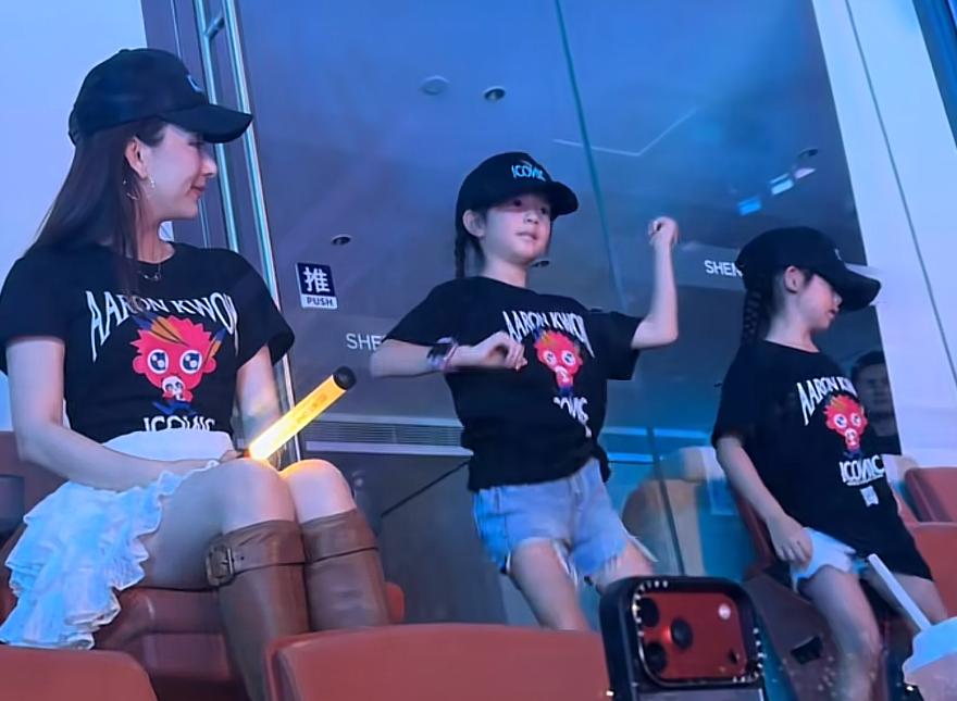 郭富城的深圳演唱会上，两个女儿首次公开亮相，台下挑战爸爸的招牌鲨鱼舞，一点都不带