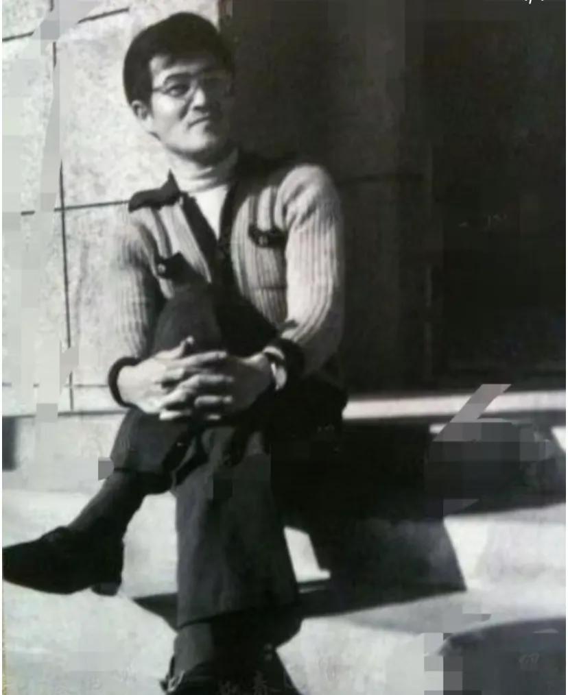 赵本山早期老照片，看起来长的还挺清秀