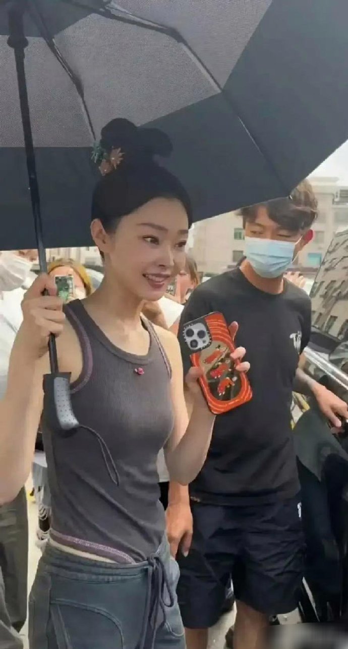 实在是好奇，宋轶这衣，上厕所会不会好麻烦 ​ ​​​