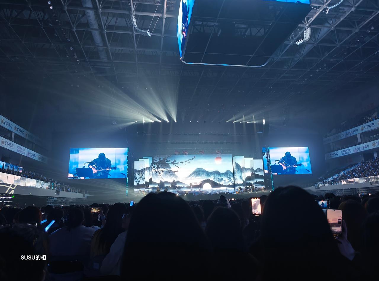 于适演唱会首站上座率全靠抢到首场的票，于适演唱会现场太爽了，两个小时完全听不够啊