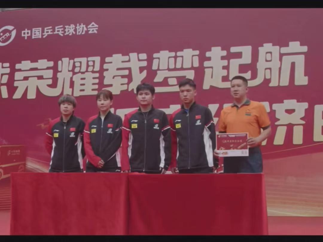 林诗栋向鹏、大同大迪也是代表国乒，参加北邮的活动，这是录取通知书联合奔赴！
他们