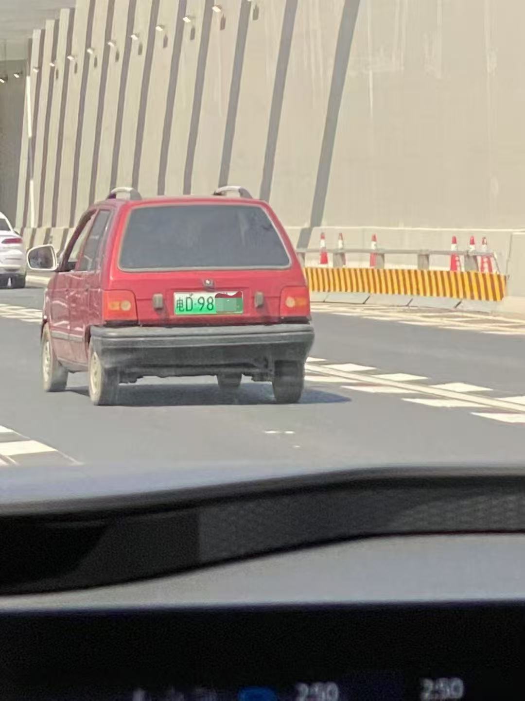 这……怎么罚？[允悲]算老头乐违规上路？还是伪造号牌？[费解] ​​​