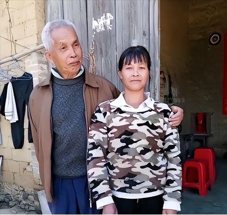 广西第一猛男！1994年，49岁梁二将19岁女工友带回村，随后两人开始疯狂造人，