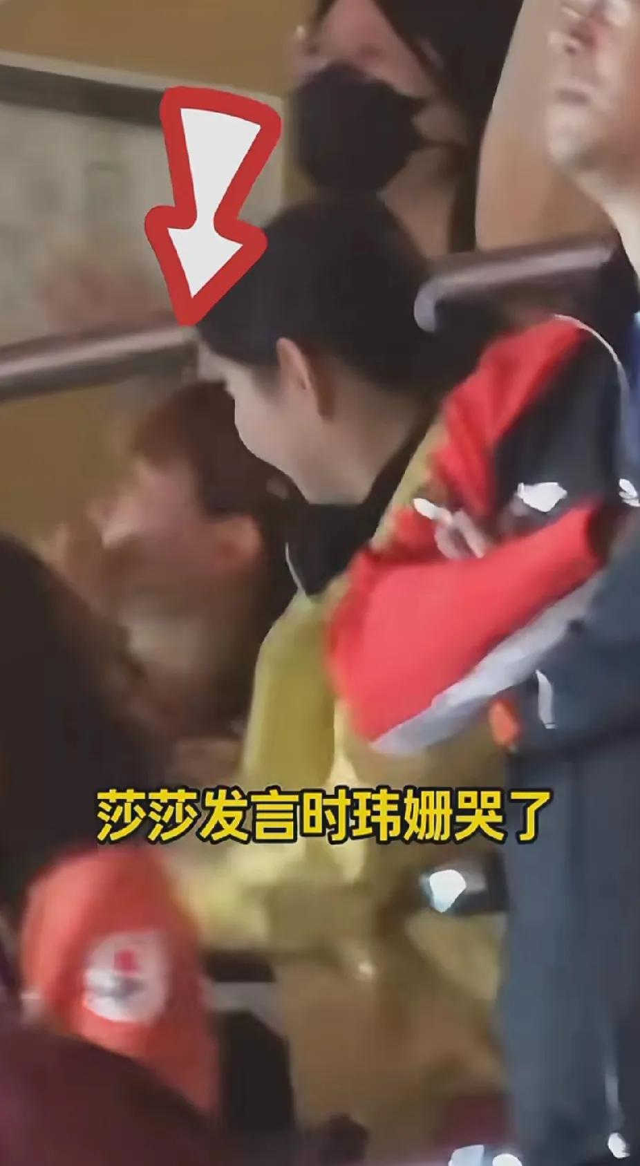 赛场荣耀，姐妹情深
 
在赛场上拼搏的莎莎，终于迎来了荣耀时刻，捧起了那枚沉甸甸