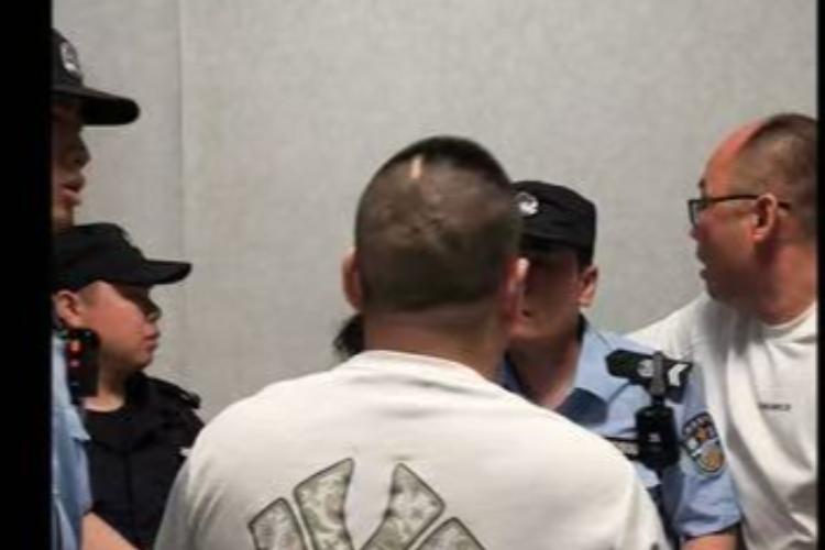 执法者面前把记者拽骨折，代孕黑窝点何以如此匪气十足