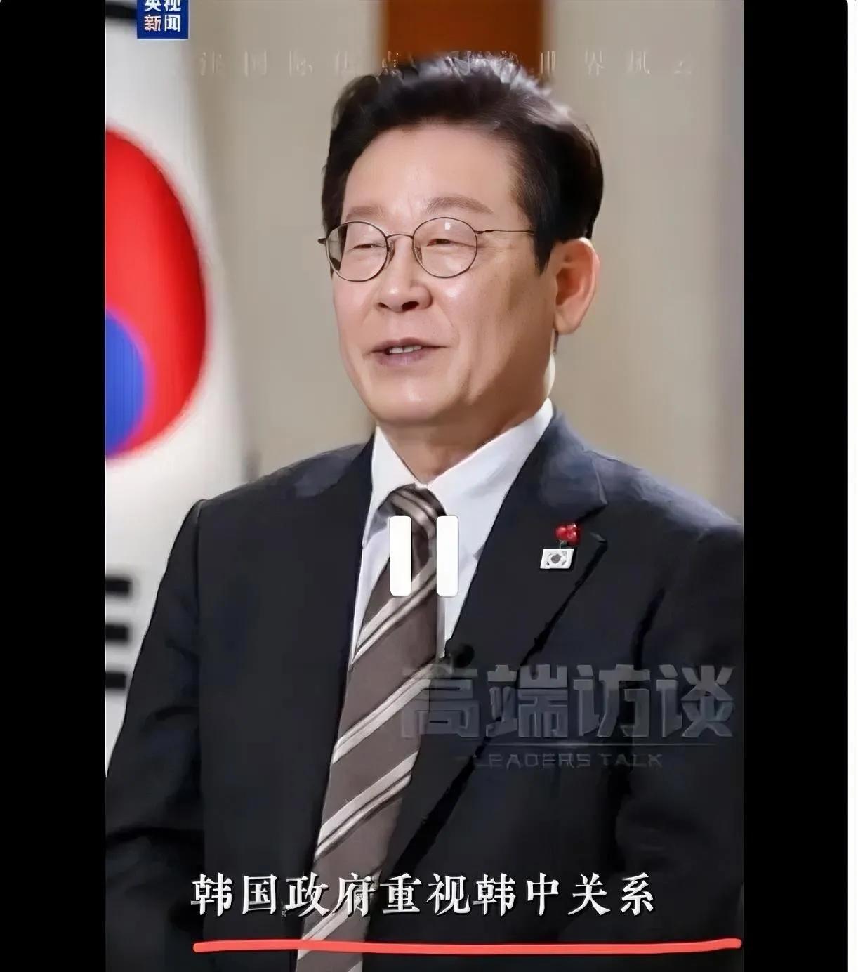 镜头怼到脸上了。
李在明嘴角那丝笑，还没完全抹掉。
眼角肌肉却先一步，抽了半下。