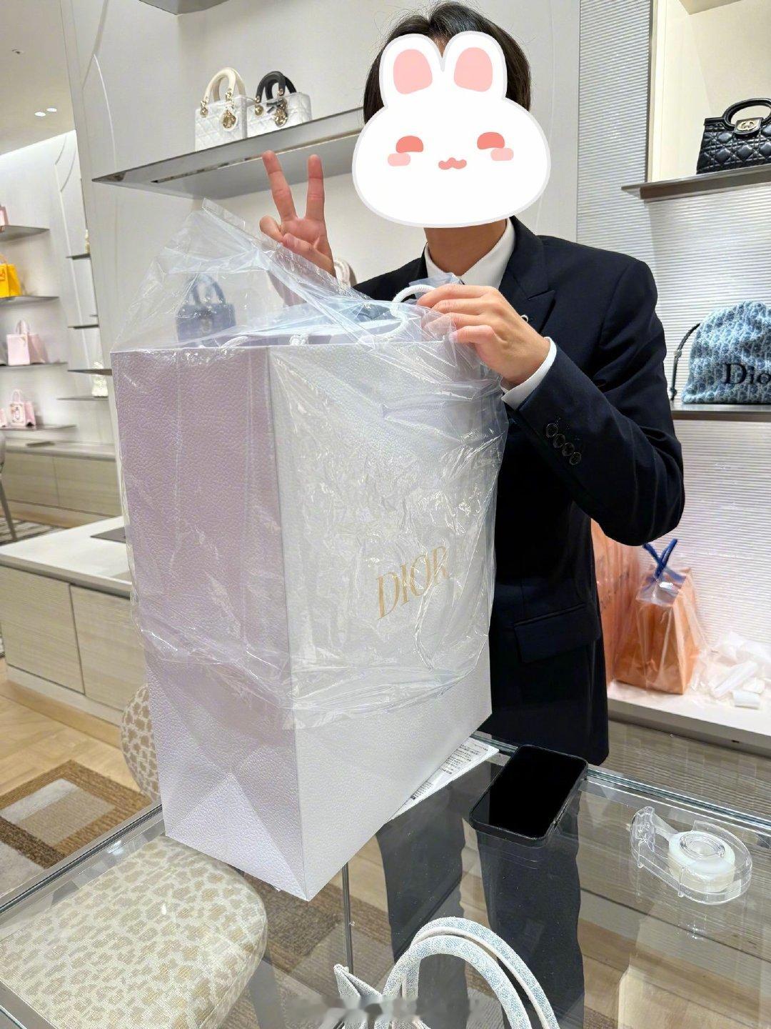 原来奢侈品包包真的是叉下来的[doge] ​（​​​