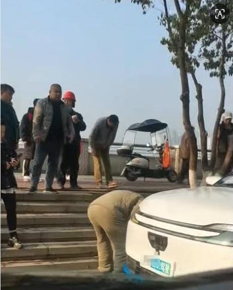 【株洲一无人驾驶汽车撞倒路人】12月6日上午9时许，湖南株洲一辆无人驾驶网约车在