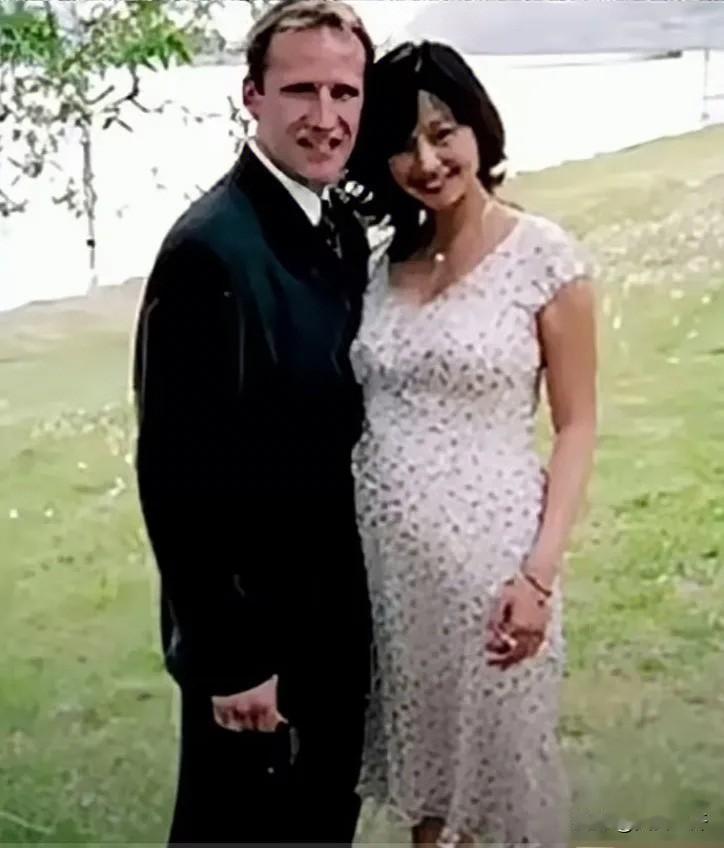 照片中的美国人做了件让全体中国人拍手称快的事。

这个美国人和他的华裔妻子离婚了