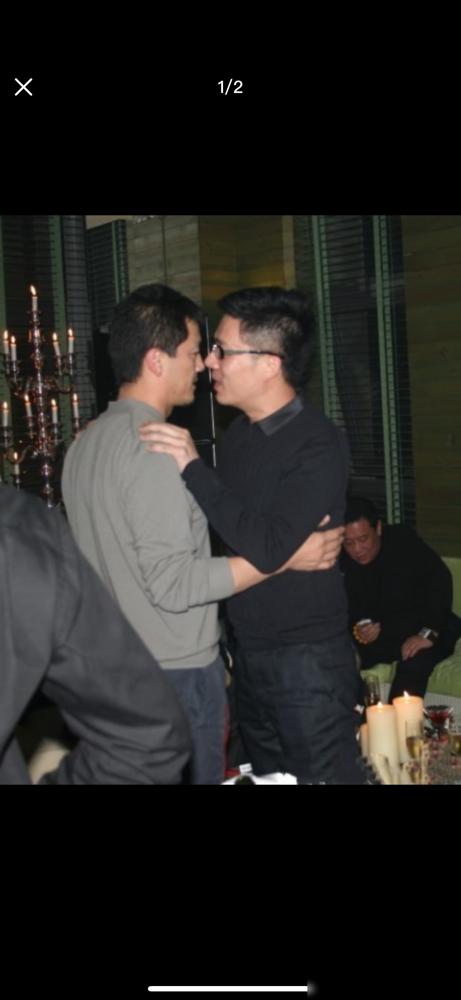 别光看李亚鹏了，你仔细瞅瞅他身边的小S老公许雅钧。当年一口一个哥们，谁能想到后来