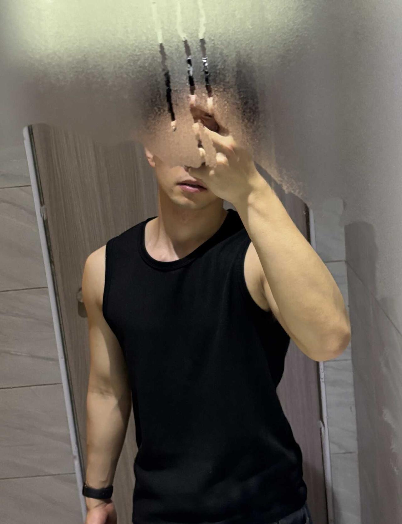 洗漱台拍个照🧺🛁🚿
健身毫无训练痕迹 浴室氛围感 对着镜子自拍