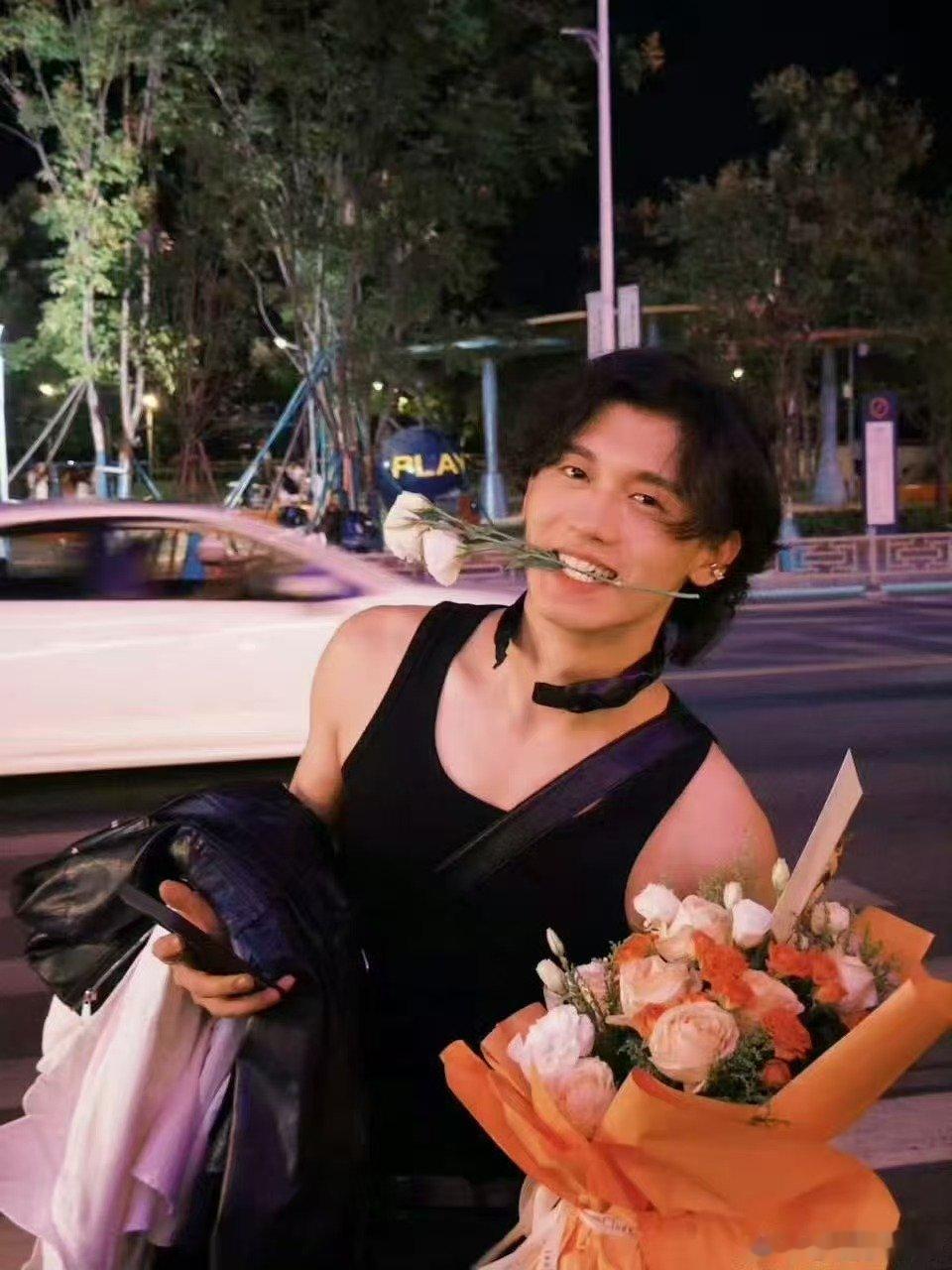 曹屿辰马韬 内娱上新了 声鸣远扬马韬的狼尾长发在光影中闪烁，曹屿辰的碎盖在微风里