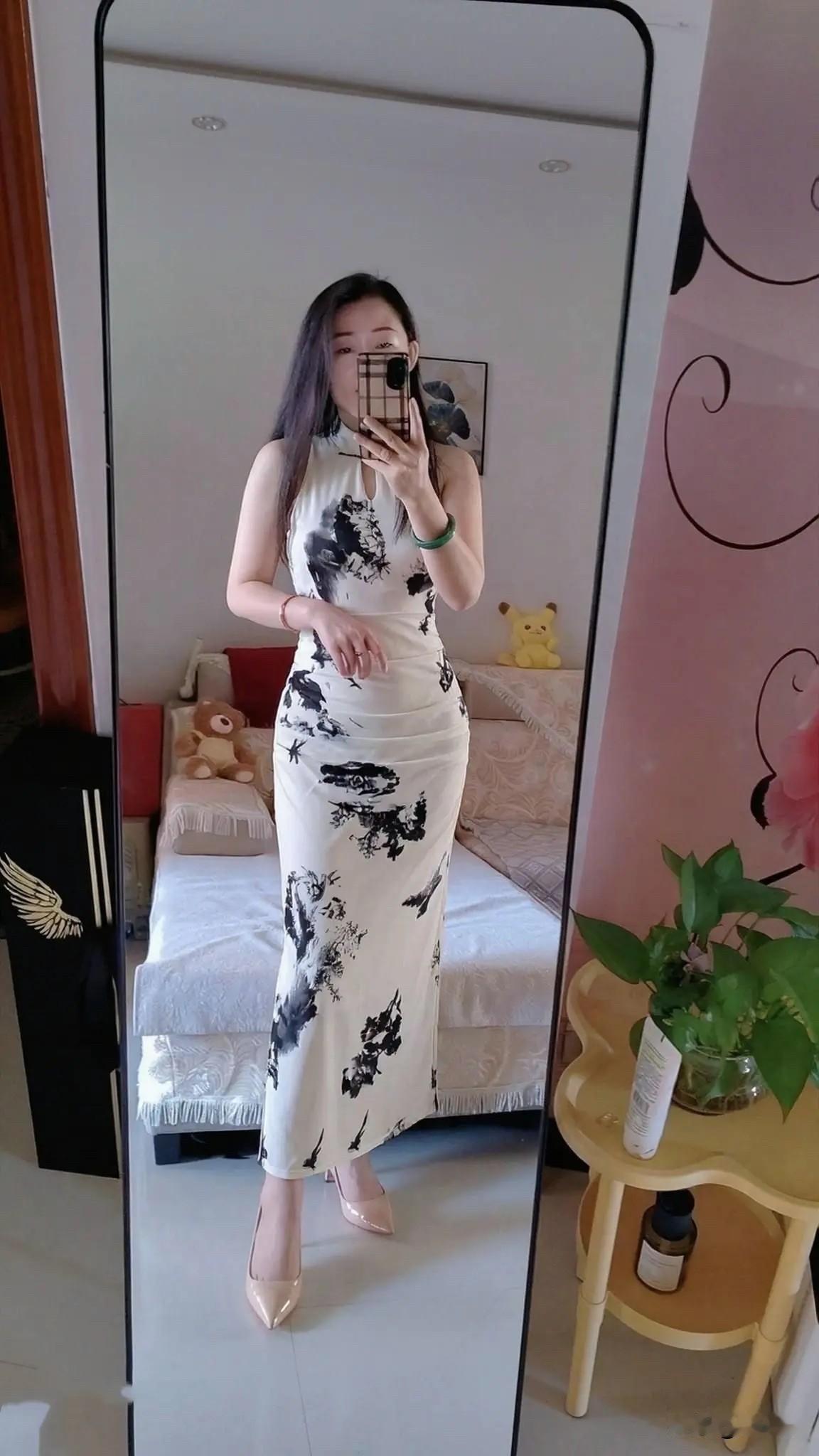 优雅穿搭指南：黑白印花连衣裙搭配高跟鞋，尽显时尚气质！👗👠