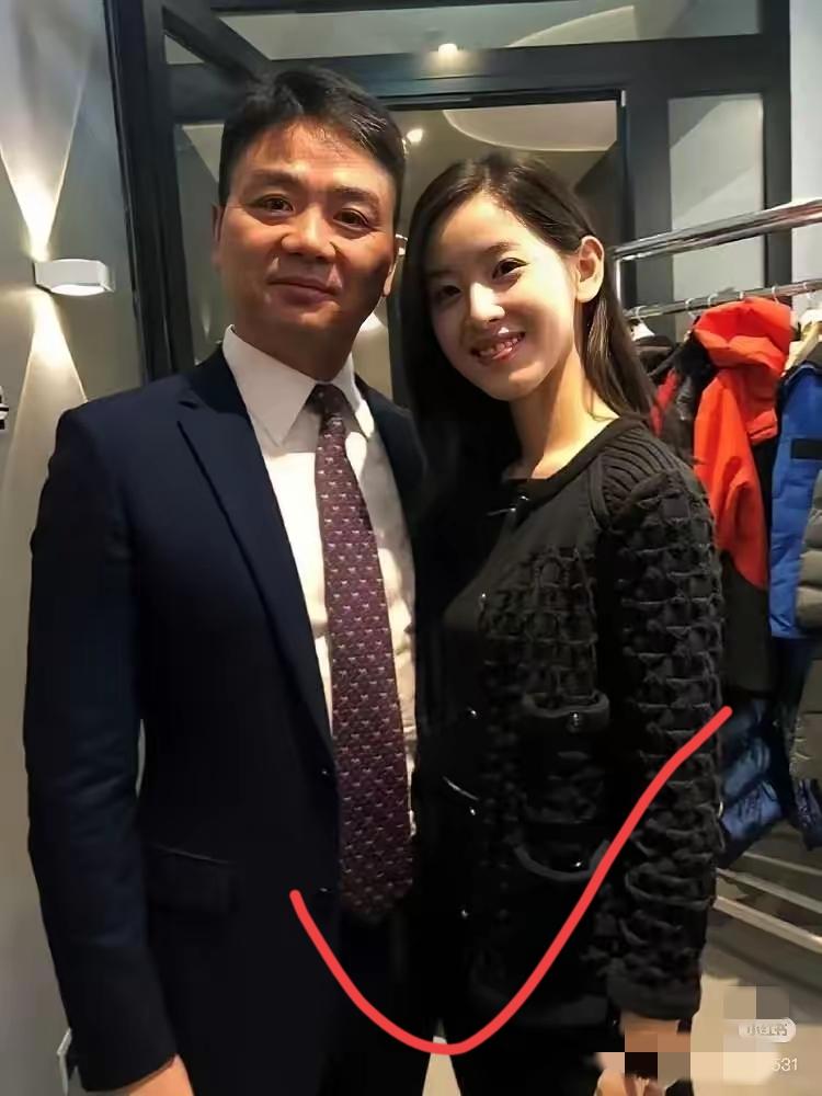 现在总算懂了，刘强东把章泽天宠成公主，根本不是没理由的！都说豪门婚姻多算计，可这