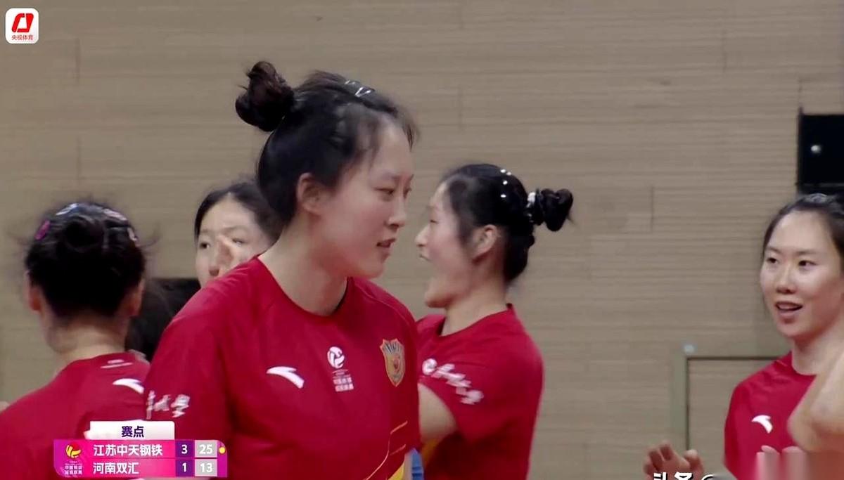 今晚这球，我看完就一个感觉：炸了。
一个19岁的小将，叫范泊宁，第一次打主力，上