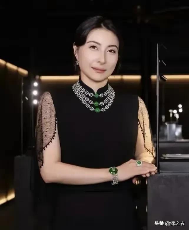 郭晶晶面相最大的好处是旺自己，她的面相跟董明珠就是一个模子刻出来的，但是又比董明