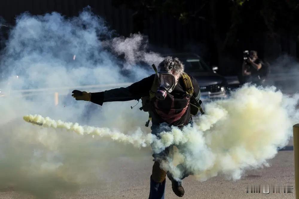 特朗普又出招！这次直接派兵闯入美国第三大城市芝加哥，现场画面堪比战争片。

就在