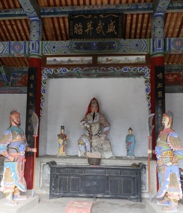 马超墓前的马超祠里，马超塑像身边站立马岱和庞德二人，其实，庞德投降了曹操，不应该