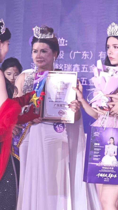 这位选美冠军乍一看有点老有点丑，但仔细一看，并不算老，且还是很有一些姿色的，犹其