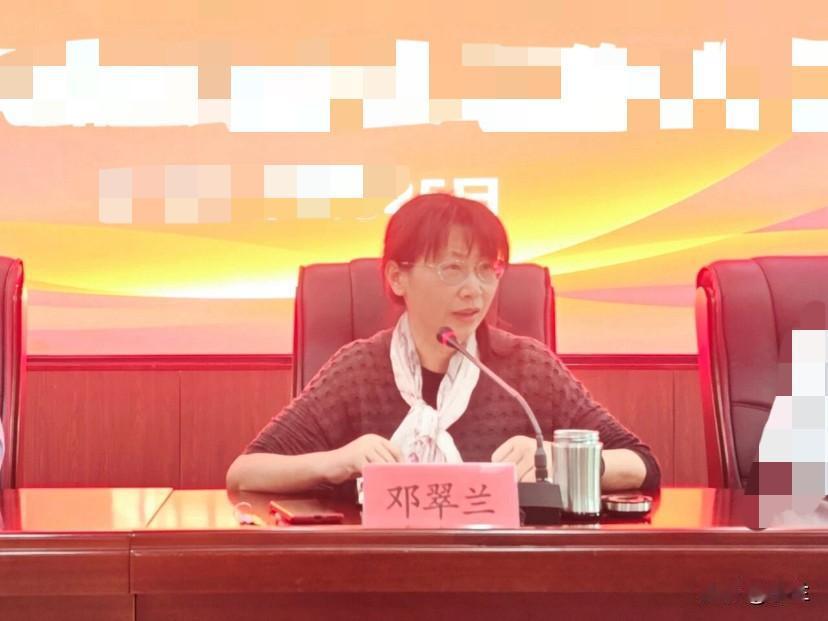 江西省吉安市永丰县中医院的邓翠兰上了热搜！
她是1970年11月出生的人，拥有大