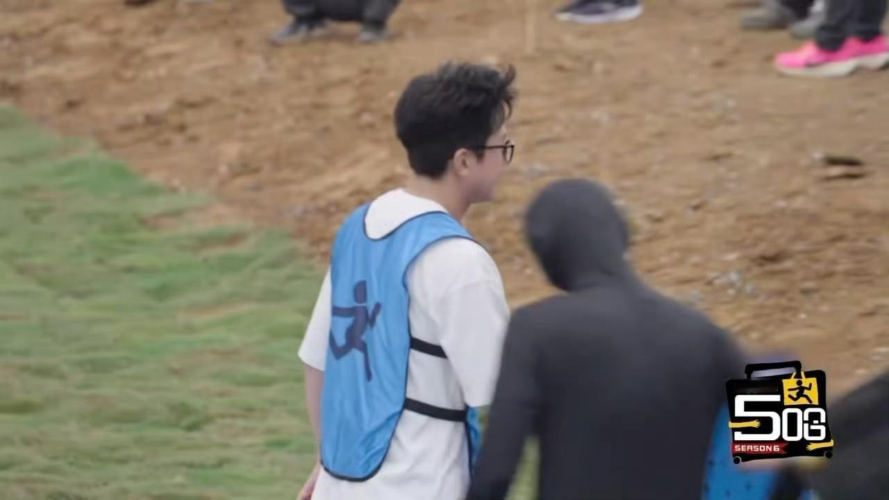 邓超饭撒送趾压板在哈哈哈哈哈 看到邓超的另类饭撒方式，指压板不要也送，还有人调侃