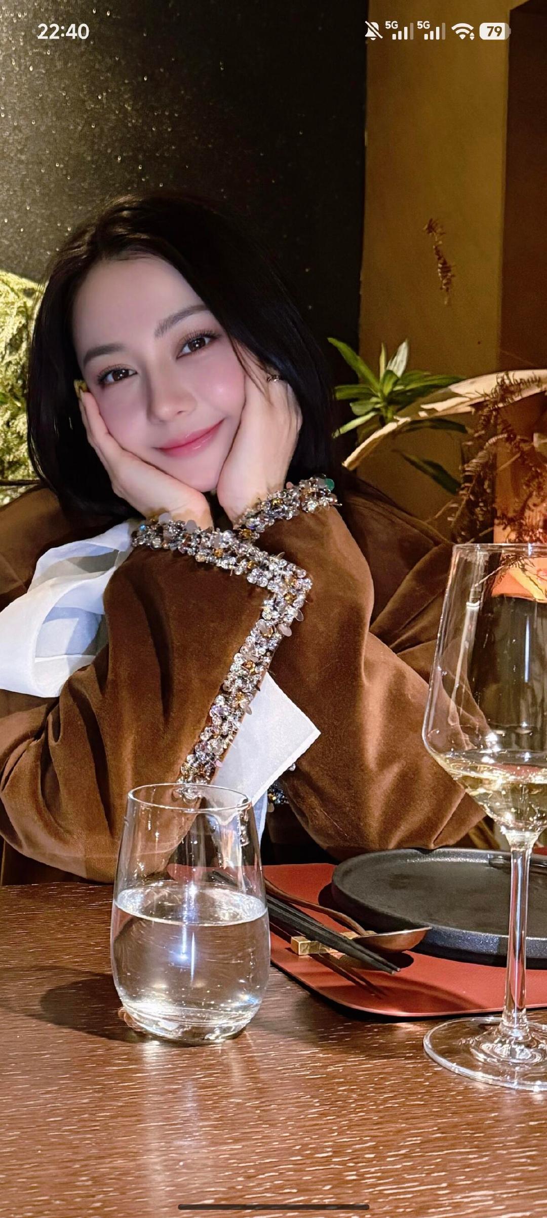 刘冲晒和热巴的合照 