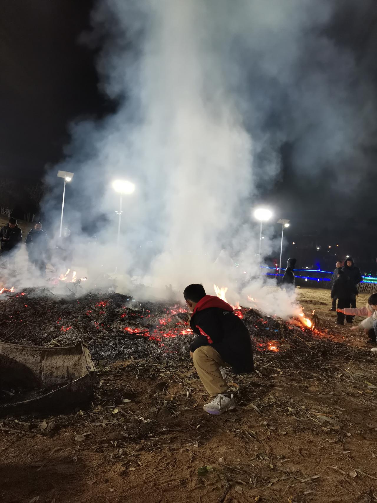 晚上没送儿子去补课，带着一双儿女围着篝火狂欢，比补课更有意义。

仔细想想，人生